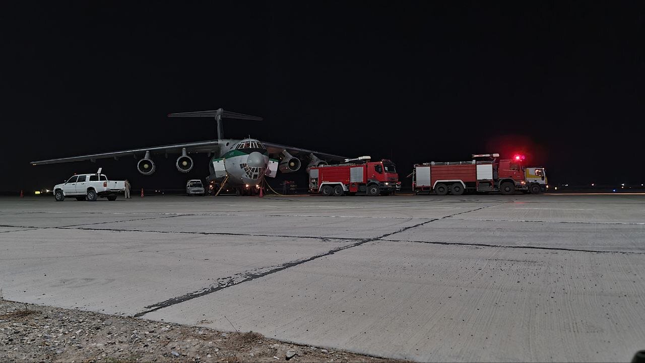 نحوه آبگیری ایلوشین هوافضای سپاه برای اطفای حریق بندر شهید رجایی | تصاویر