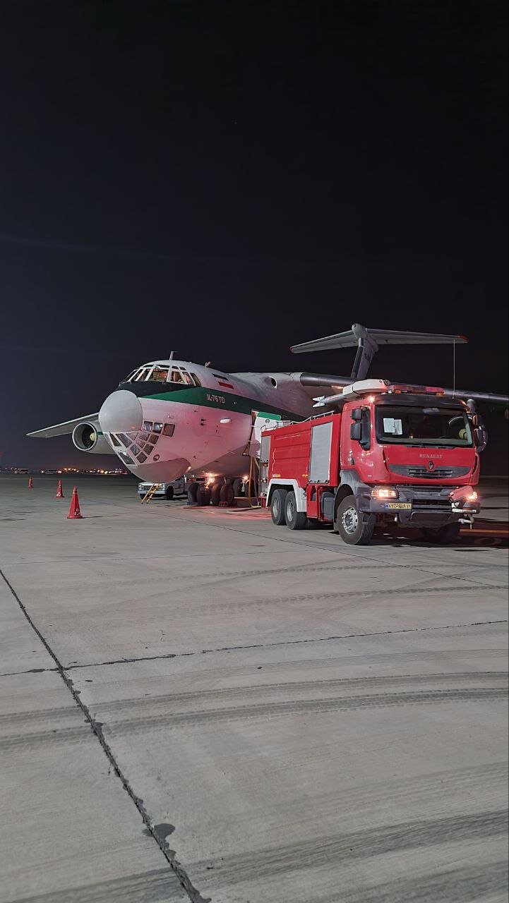 نحوه آبگیری ایلوشین هوافضای سپاه برای اطفای حریق بندر شهید رجایی | تصاویر