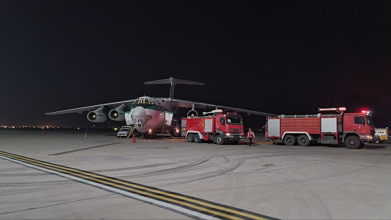 نحوه آبگیری ایلوشین هوافضای سپاه برای اطفای حریق بندر شهید رجایی | تصاویر