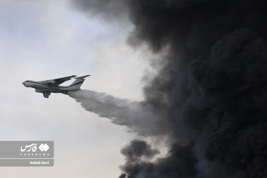 نحوه آبگیری ایلوشین هوافضای سپاه برای اطفای حریق بندر شهید رجایی | تصاویر