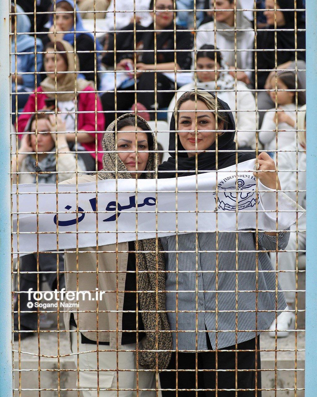 بانوان هوادار تیم ملوان بندرانزلی در بازی دیروز با سپاهان | تصاویر