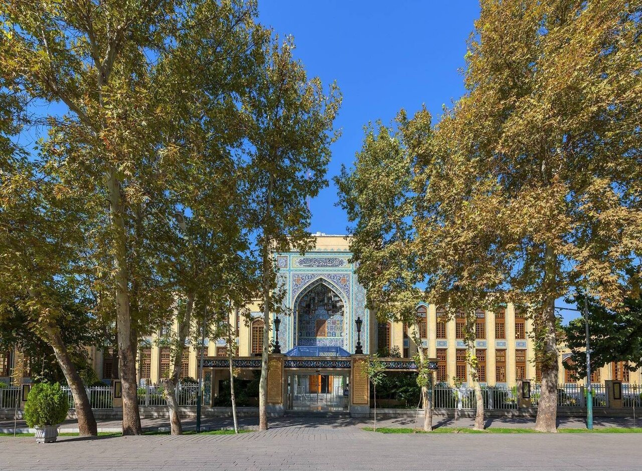 نمایش قرآن خطی منسوب به امام رضا(ع) | ویژه برنامههای هفته کرامت در کتابخانه و موزه ملی ملک