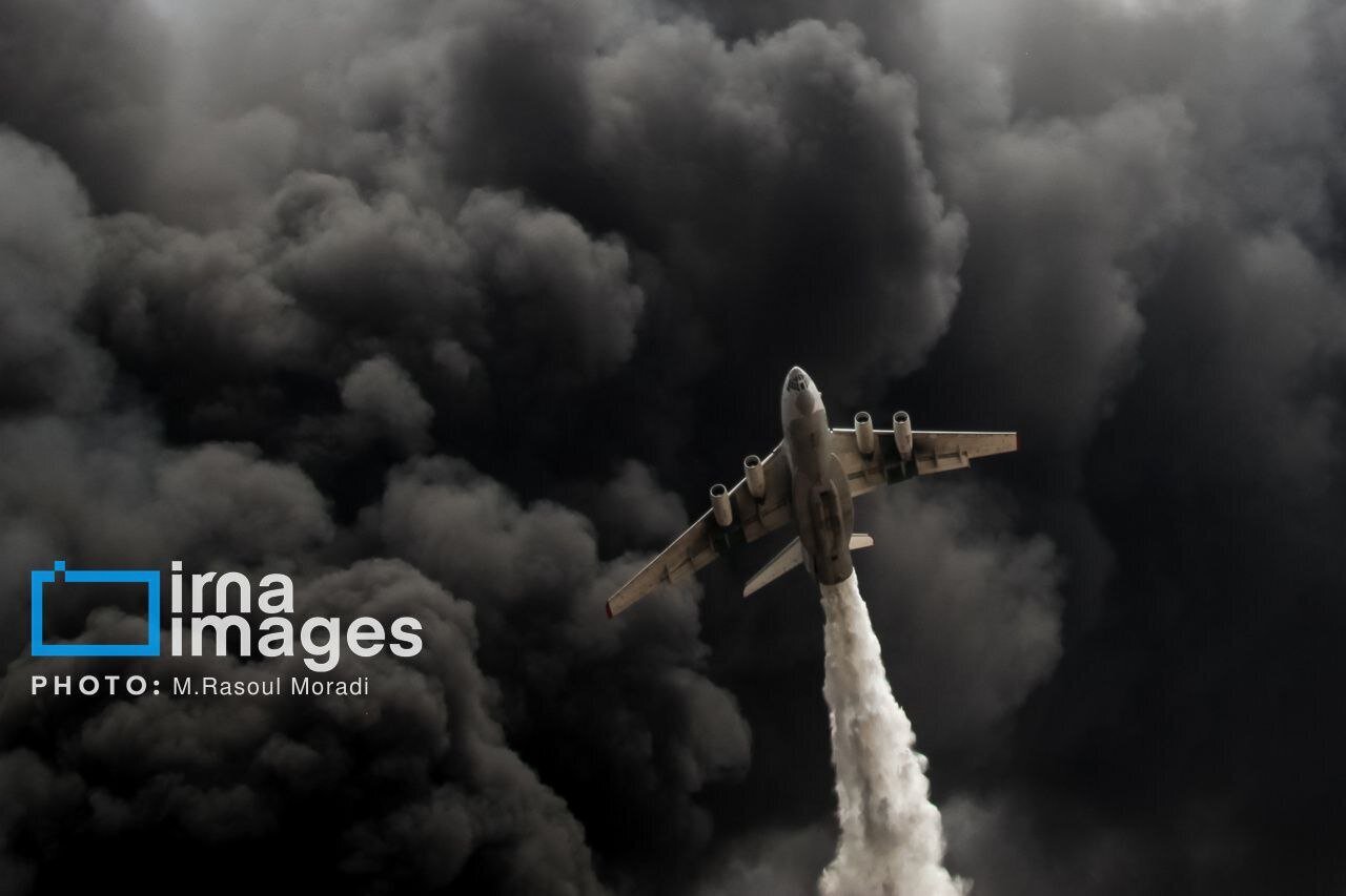 عکس | شاهکار عکاس ایرانی؛ هواپیما آبپاش حین عملیات در دل دود بندر شهید رجایی عکس | شاهکار عکاس ایرانی؛ هواپیما آبپاش حین عملیات در دل دود بندر شهید رجایی دومین روز عملیات مهار آتش سوزی در بندر شهید رجایی توسط نیروهای آتش نشانانی با تجهیزات و خودروی حامل تجهیزات تنفسی و خودروی ویژه مبارزه با مواد شیمیایی در حال انجام است. سازمان مدیریت بحران کشور با صدور چهارمین اطلاعیه در رابطه با حادثه انفجار اعلام کرد: عملیات اطفای حریق ادامه دارد و تا کنون ۸۰ درصد عملیات انجام شده و با حضور ناوگان هوایی و تلاش آتشنشانان، کار لکهگیری نیز به اتمام میرسد./ایرنا