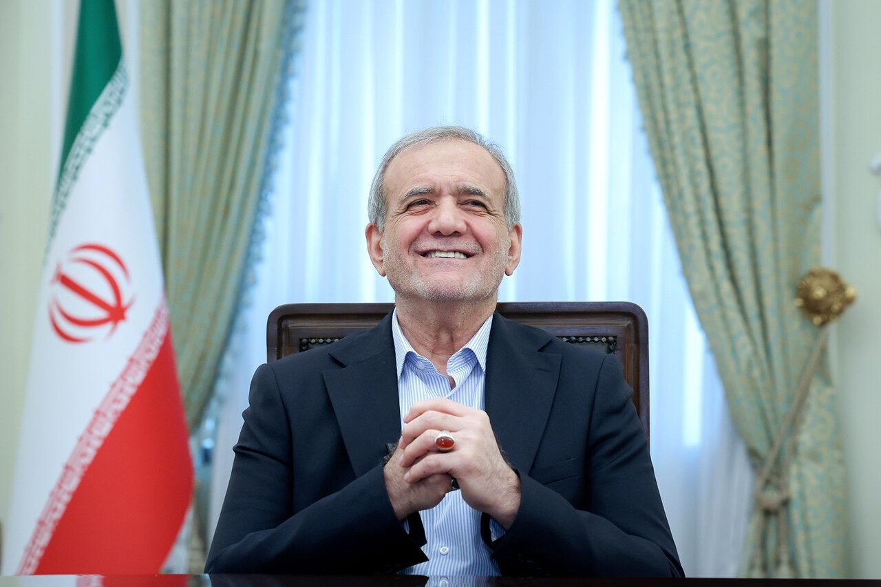 گفتگوی پزشکیان با خانم خبرنگار آذربایجانی | تصاویر