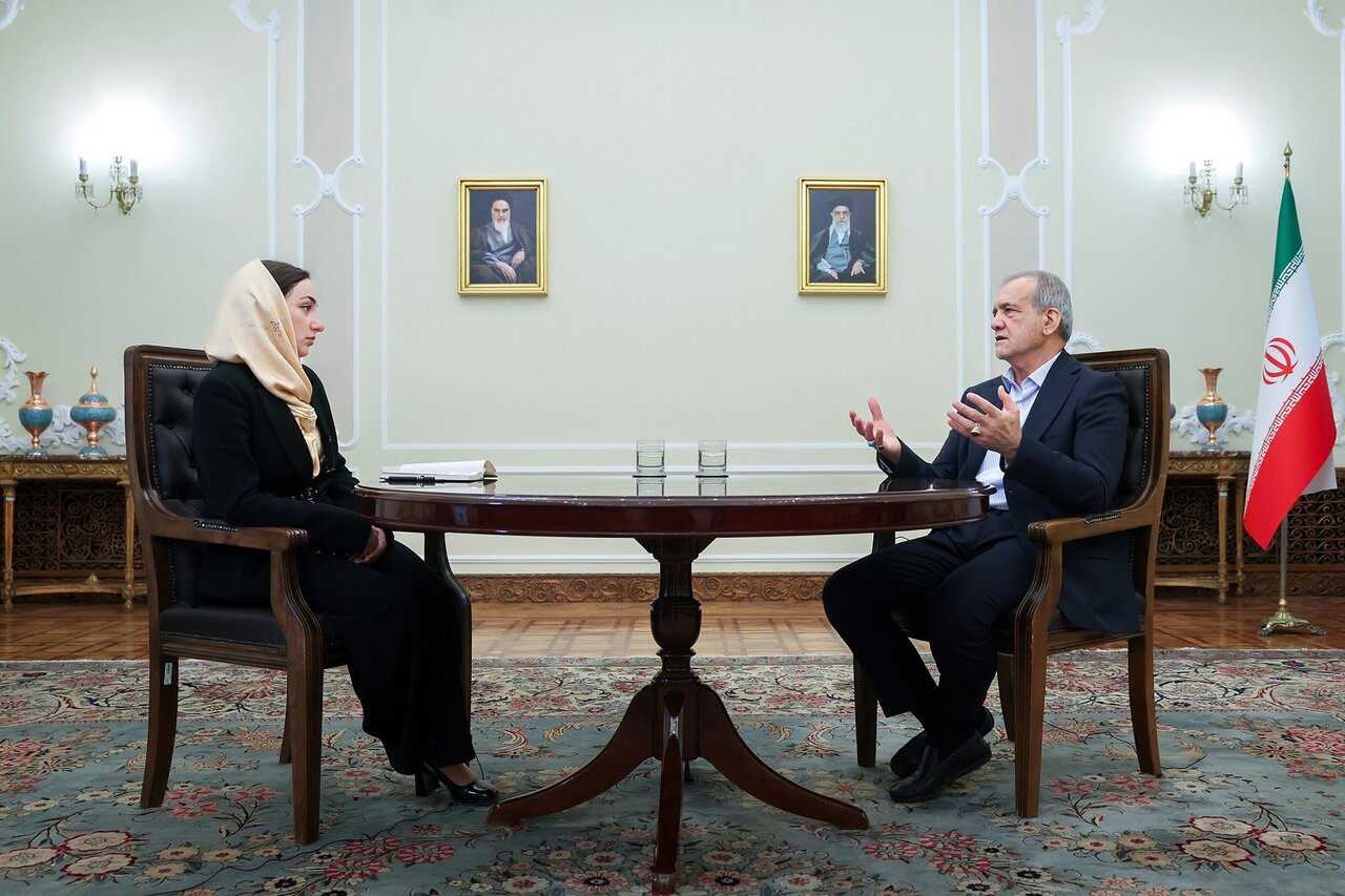 گفتگوی پزشکیان با خانم خبرنگار آذربایجانی | تصاویر