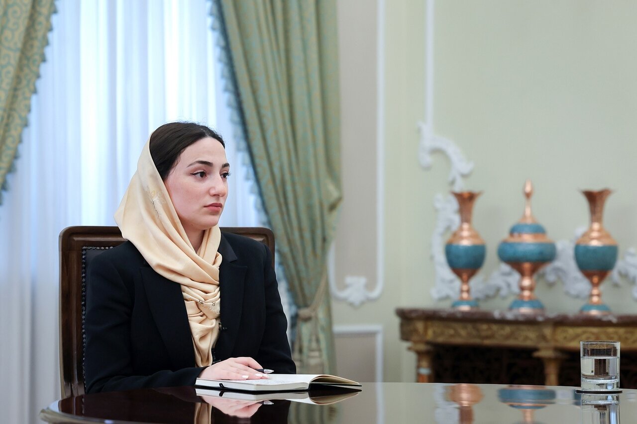 گفتگوی پزشکیان با خانم خبرنگار آذربایجانی | تصاویر