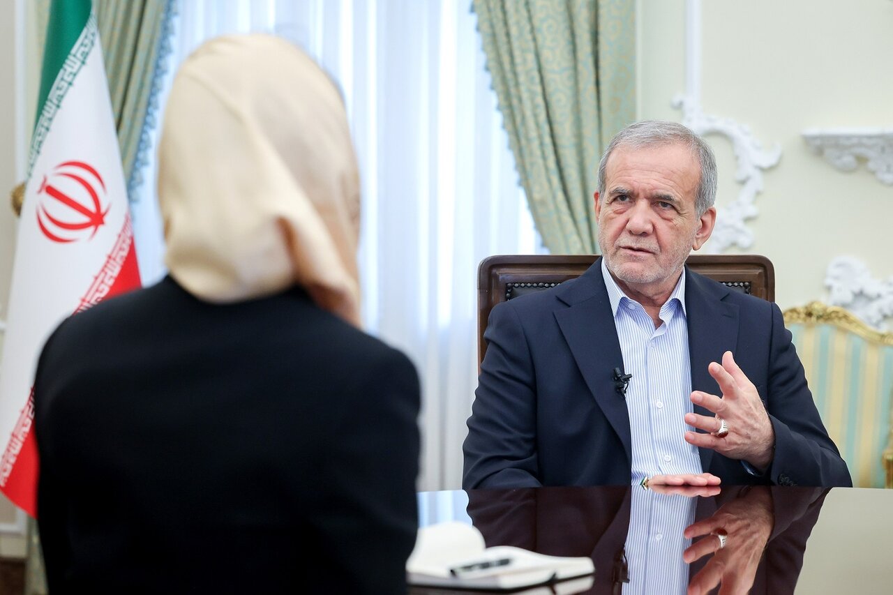 گفتگوی پزشکیان با خانم خبرنگار آذربایجانی | تصاویر