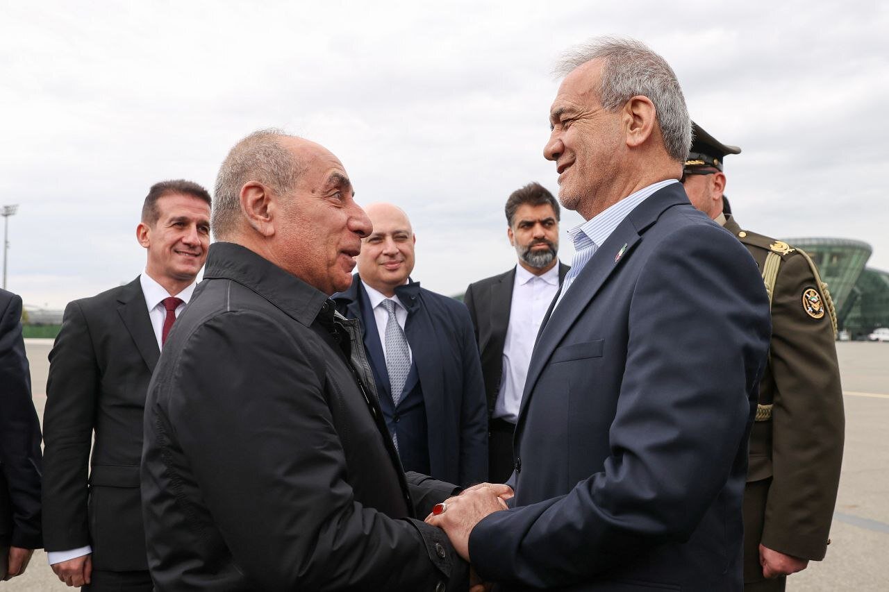 لحظه ورود پزشکیان به باکو | تصاویر