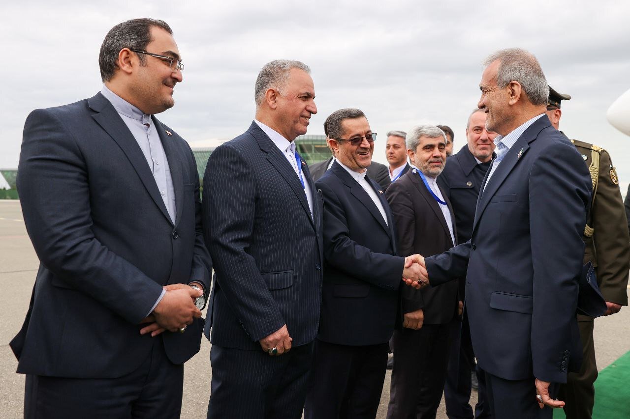 لحظه ورود پزشکیان به باکو | تصاویر