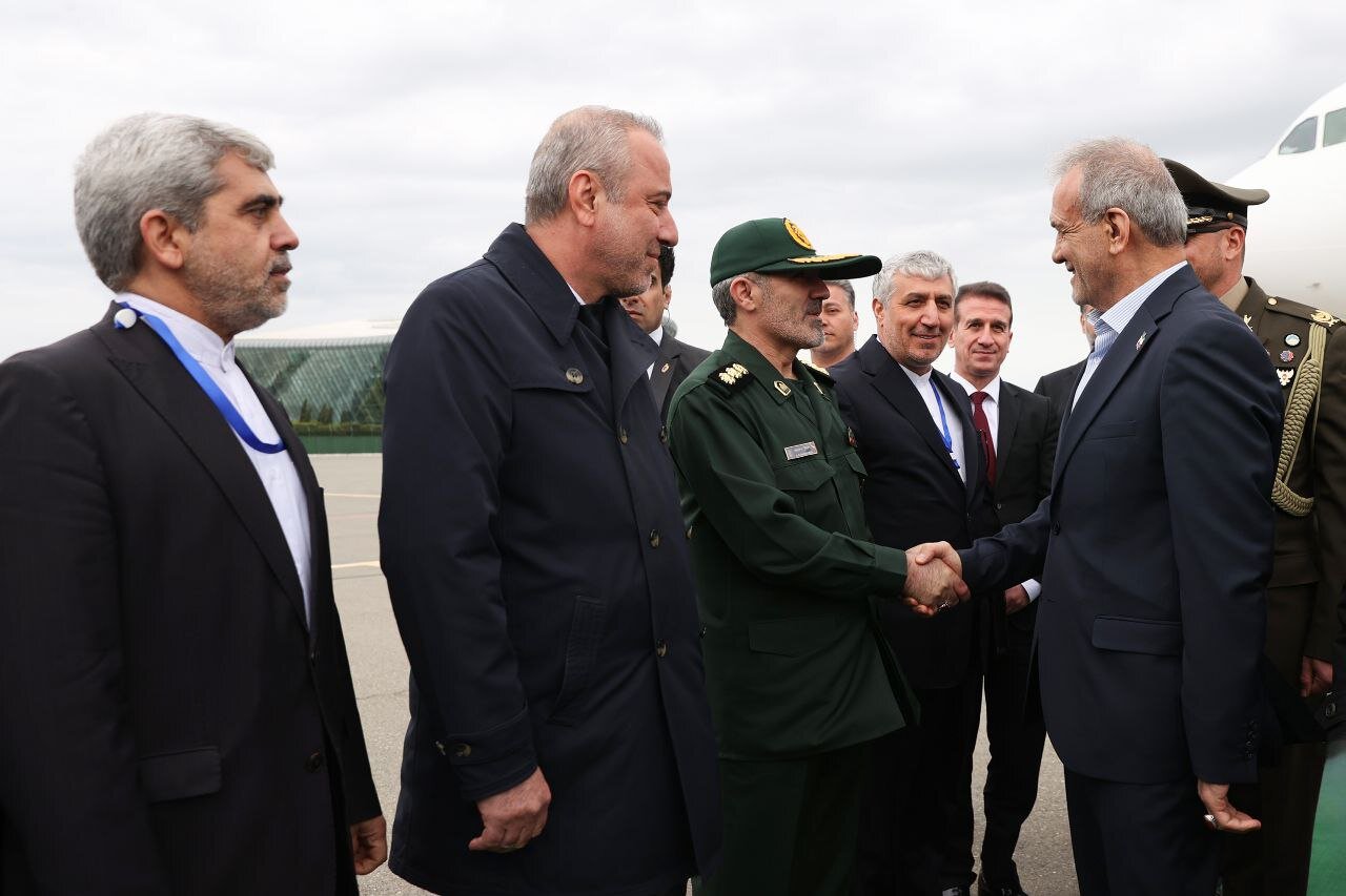لحظه ورود پزشکیان به باکو | تصاویر
