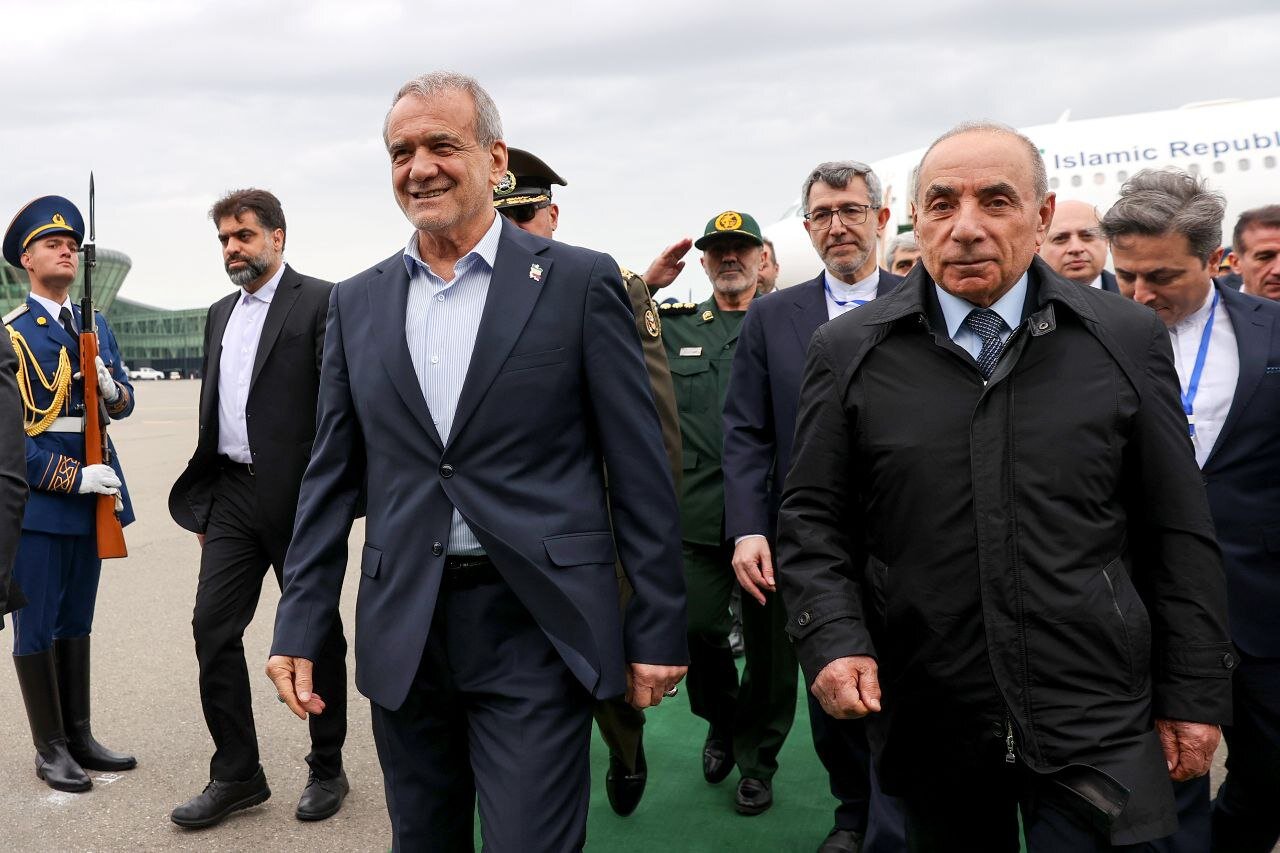 لحظه ورود پزشکیان به باکو | تصاویر