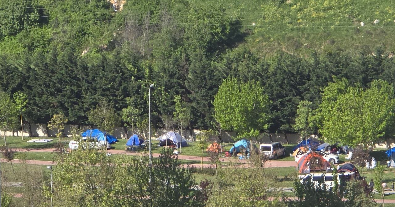 مردم استانبول همچنان در پارک ها، از بیم زلزله | تصاویر