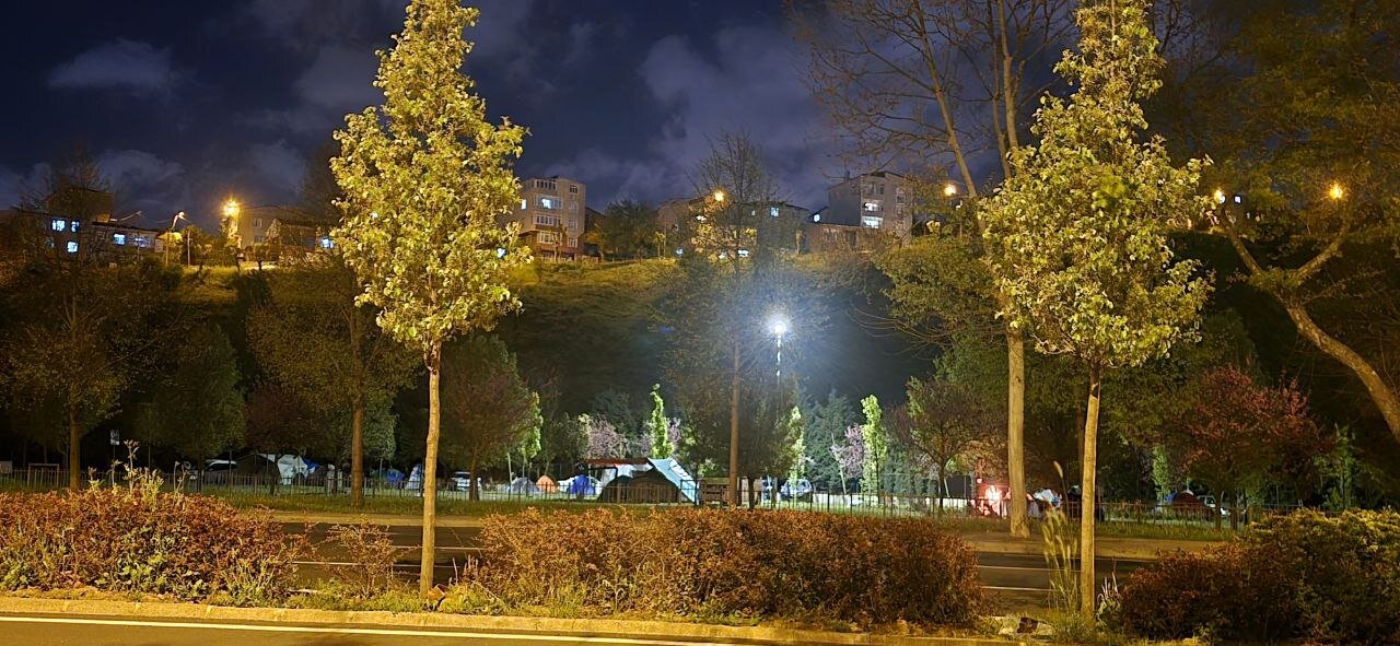 مردم استانبول همچنان در پارک ها، از بیم زلزله | تصاویر