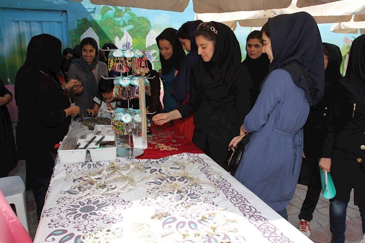 سکوی پرش؛ دخترانه و شریف | طرح اشتغالزایی دانشجویان دانشگاه صنعتی شریف برای دختران دانشآموز جنوب شهر