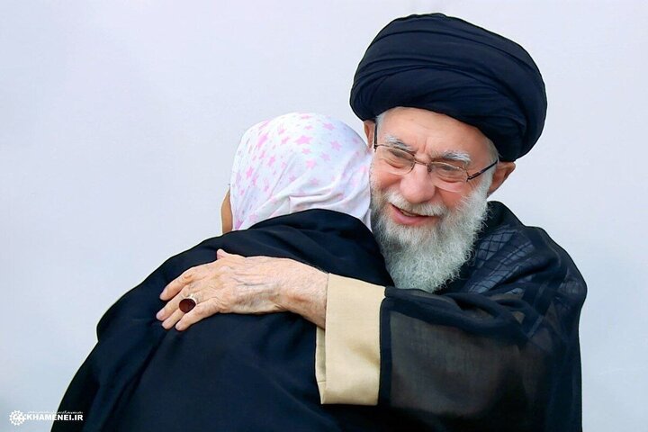 درخواست جالب دخترانه دختر شهید احمدی از رهبر انقلاب + ویدئو | حالا که به سن تکلیف نرسیدم، میشه ...