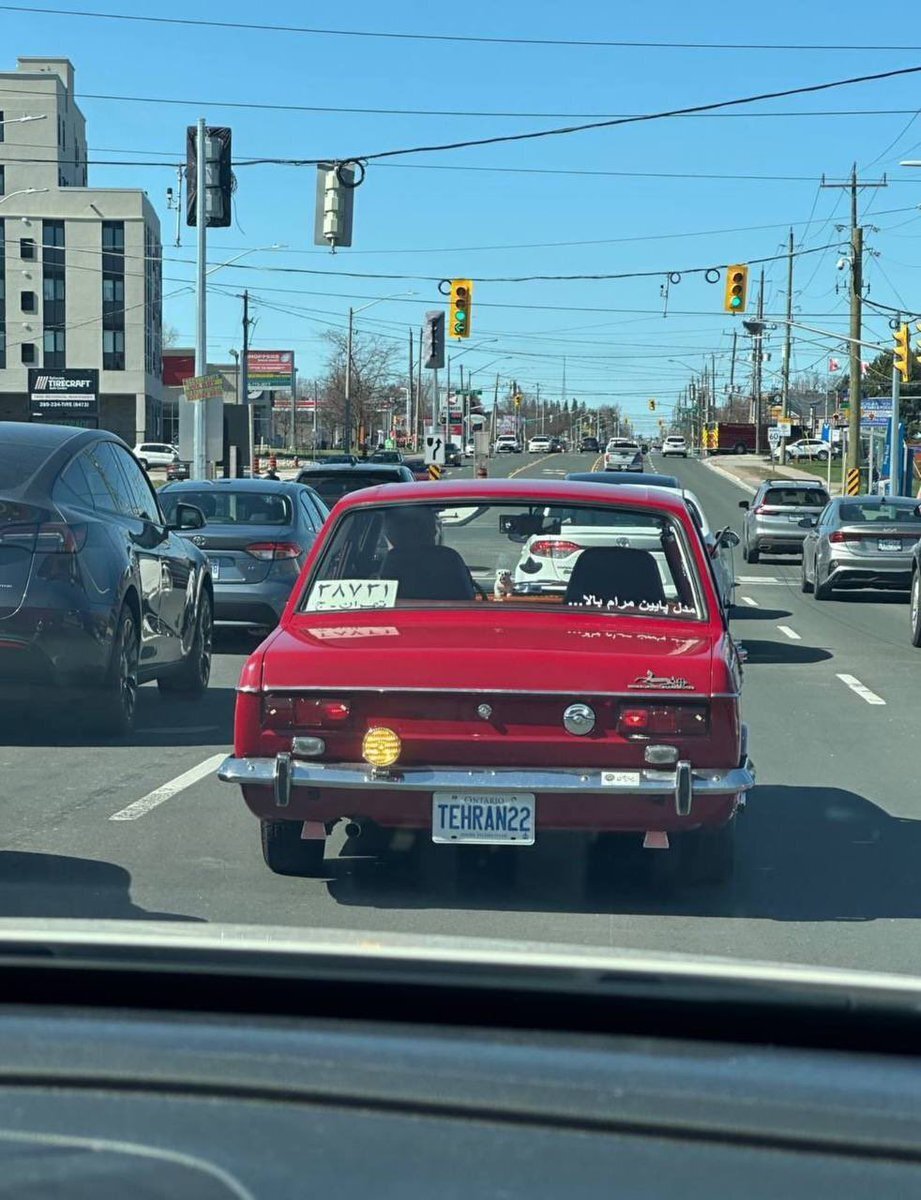 جولان پیکان آلبالویی در قلب تورنتو با یک پلاک جالب و خاطرهانگیز | عکس