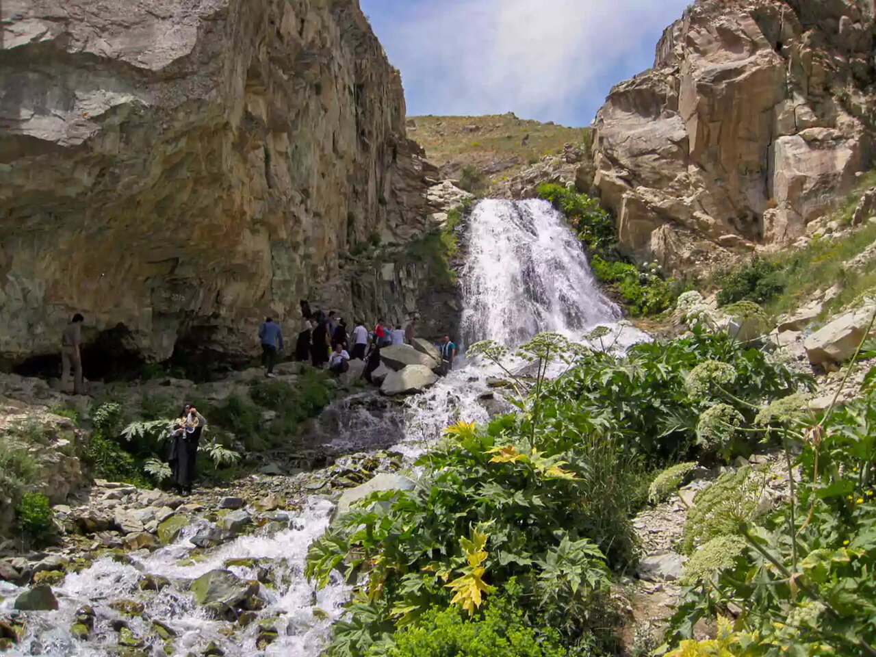 زیباترین آبشارهای تهران که باید در بهار ببینید