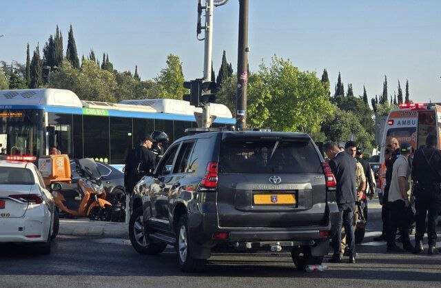 کاروان خودرویی نتانیاهو، نوجوان ۱۷ ساله را راهی بیمارستان کرد | تصاویر