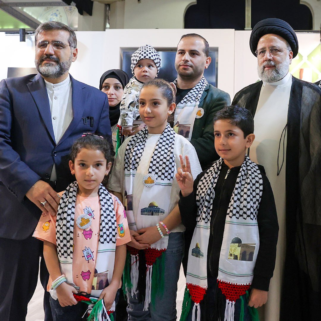 هدیه‌ای که شهید رئیسی به مناسب روز دختر به یک دختر نوجوان داد | تصاویر