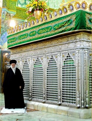 یادداشت رهبر انقلاب در دفتر یادبود حرم حضرت معصومه(س)+ عکس