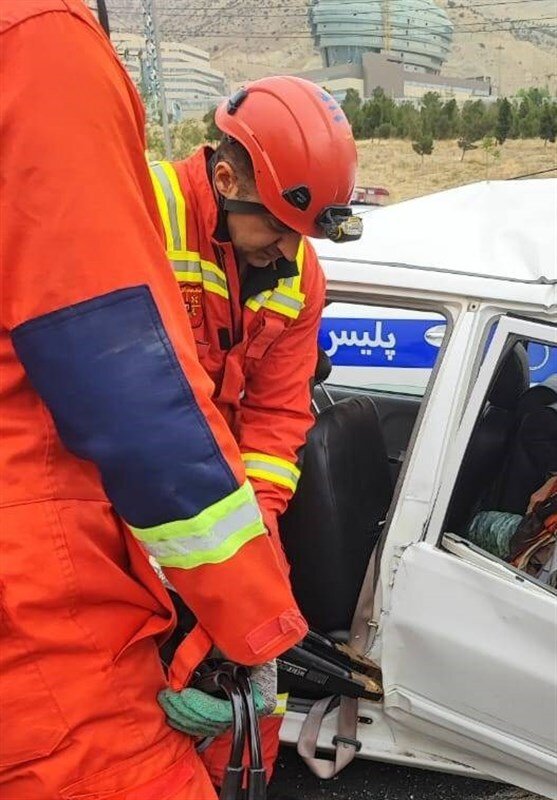 مرگ یک زن در تصادف پراید و کامیون در اتوبان خرازی + تصاویر