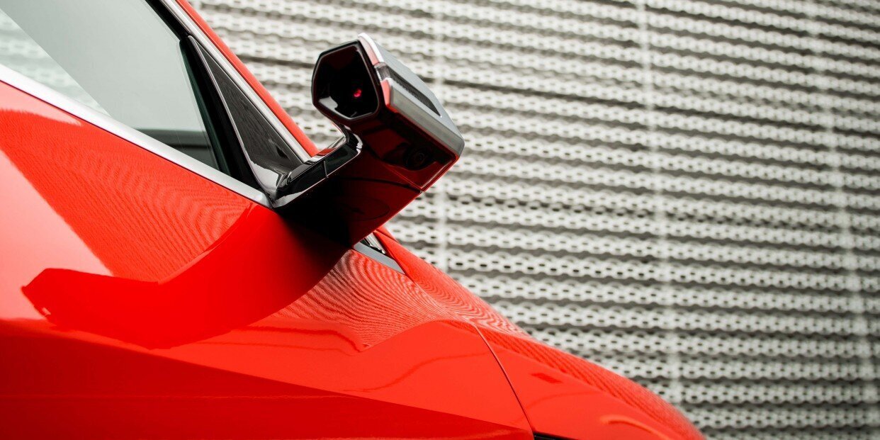 دلیل اینکه اشیا در آینه بغل خودرو نزدیکتر از آنچه به نظر میرسند هستند، چیست؟