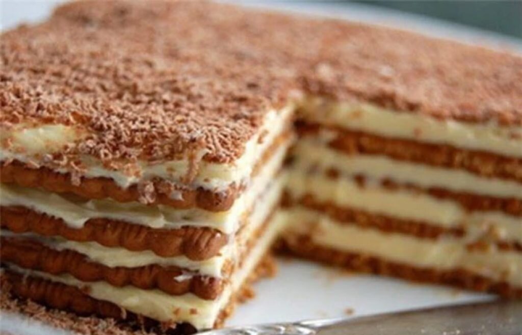 چگونه دسر یخچالی با بیسکویت پتی بور و خامه درست کنم؟