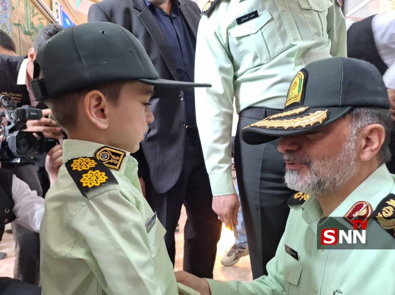 ادای احترام سردار رادان به فرزند شهید | عکس