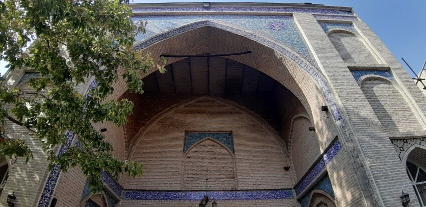 مسجد داماد شاه قاجار کجاست؟