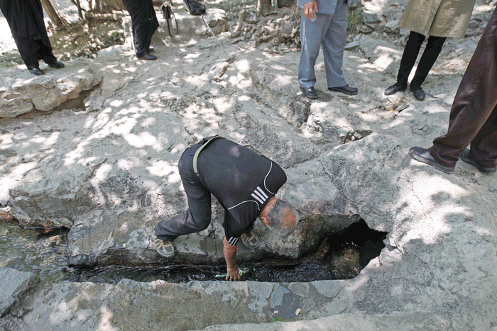 آبیاری درختان بلوار شهرزاد با قنات چالهرز
