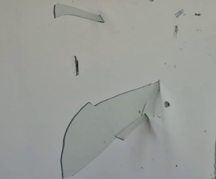 صحنه عجیب از انفجار اسکله شهیدرجایی + ویدئو | تکه شیشههای فرو رفته در دیوار از موج انفجار