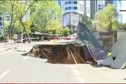 فرو ریختن جاده و ایجاد حفره هولناک ! + ویدئو