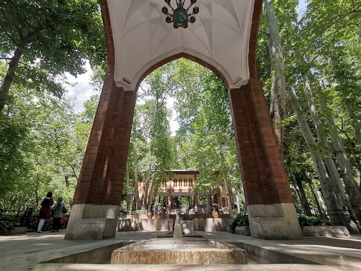 آبیاری باغ ایرانی با قنات «باغ بالا» | مهمترین قناتهای محله ونک را بشناسید