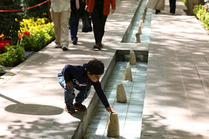 آبیاری باغ ایرانی با قنات «باغ بالا» | مهمترین قناتهای محله ونک را بشناسید