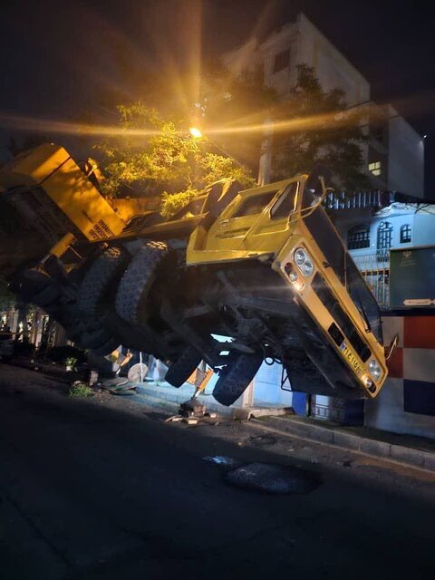 واژگونی جرثقیل ۶۰ تنی در تهران