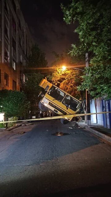 سقوط جرثقیل روی دیوار یک ساختمان | ببینید چطور  جرثقیل ۶۰ تنی بین زمین و هوا مانده است+ تصاویر