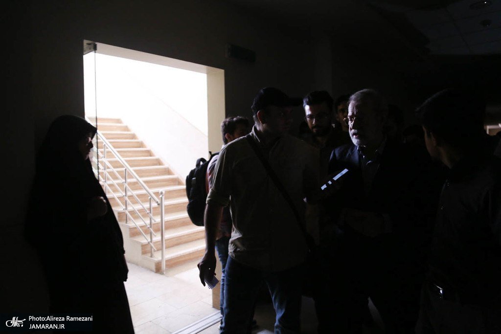 تصاویری از لحظه قطعی برق هنگام سخنرانی لاریجانی در یک همایش رسمی