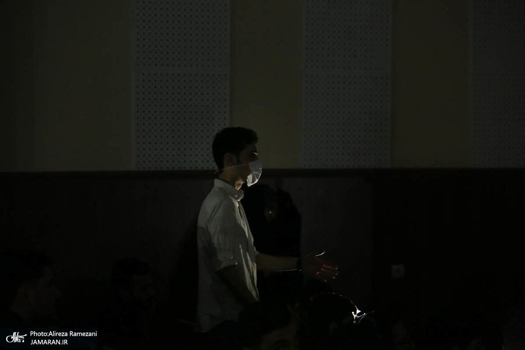 تصاویری از لحظه قطعی برق هنگام سخنرانی لاریجانی در یک همایش رسمی