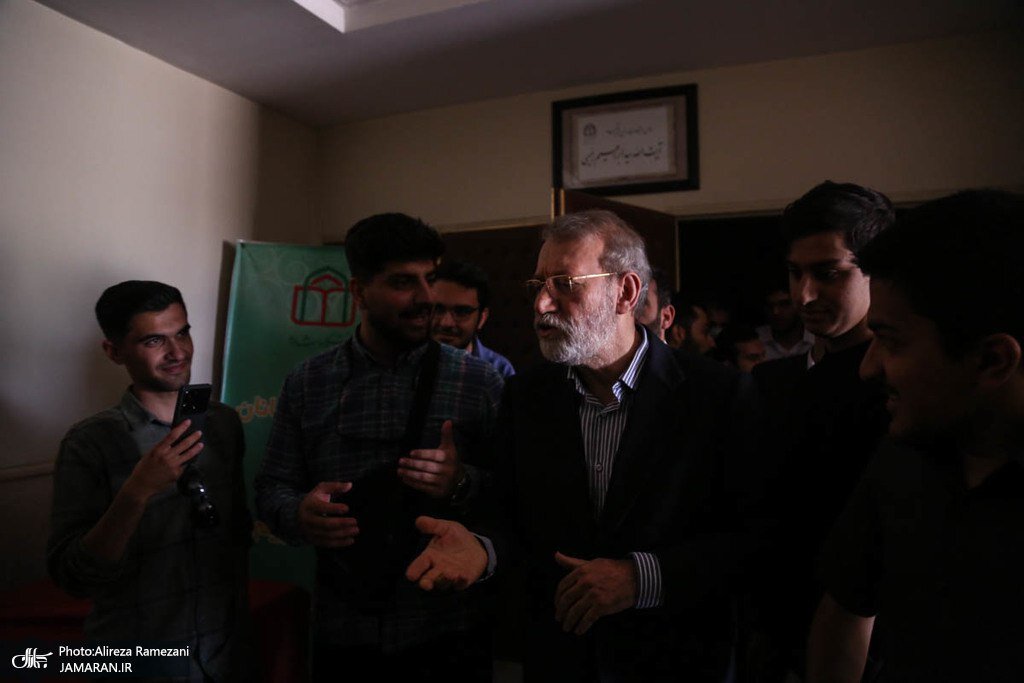 تصاویری از لحظه قطعی برق هنگام سخنرانی لاریجانی در یک همایش رسمی