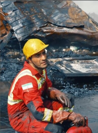 محمد اسماعیل حسن نژاد ؛ قهرمان بندر | درباره  آتشنشان جوانی که از تهران برای کمک به خاموش کردن آتش به بندرعباس رفت