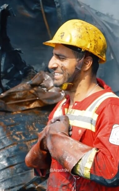 محمد اسماعیل حسن نژاد ؛ قهرمان بندر | درباره  آتشنشان جوانی که از تهران برای کمک به خاموش کردن آتش به بندرعباس رفت