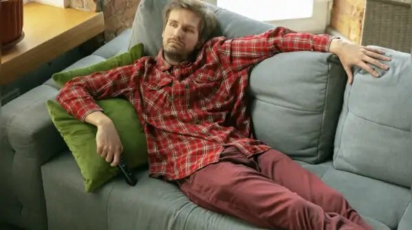 ۶ عادتی که مغز را پیر میکنند