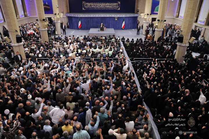 تصاویری از طنین‌انداز شدن نوای زیبای تلبیه در حسینیه امام خمینی(ره) | ویدئو