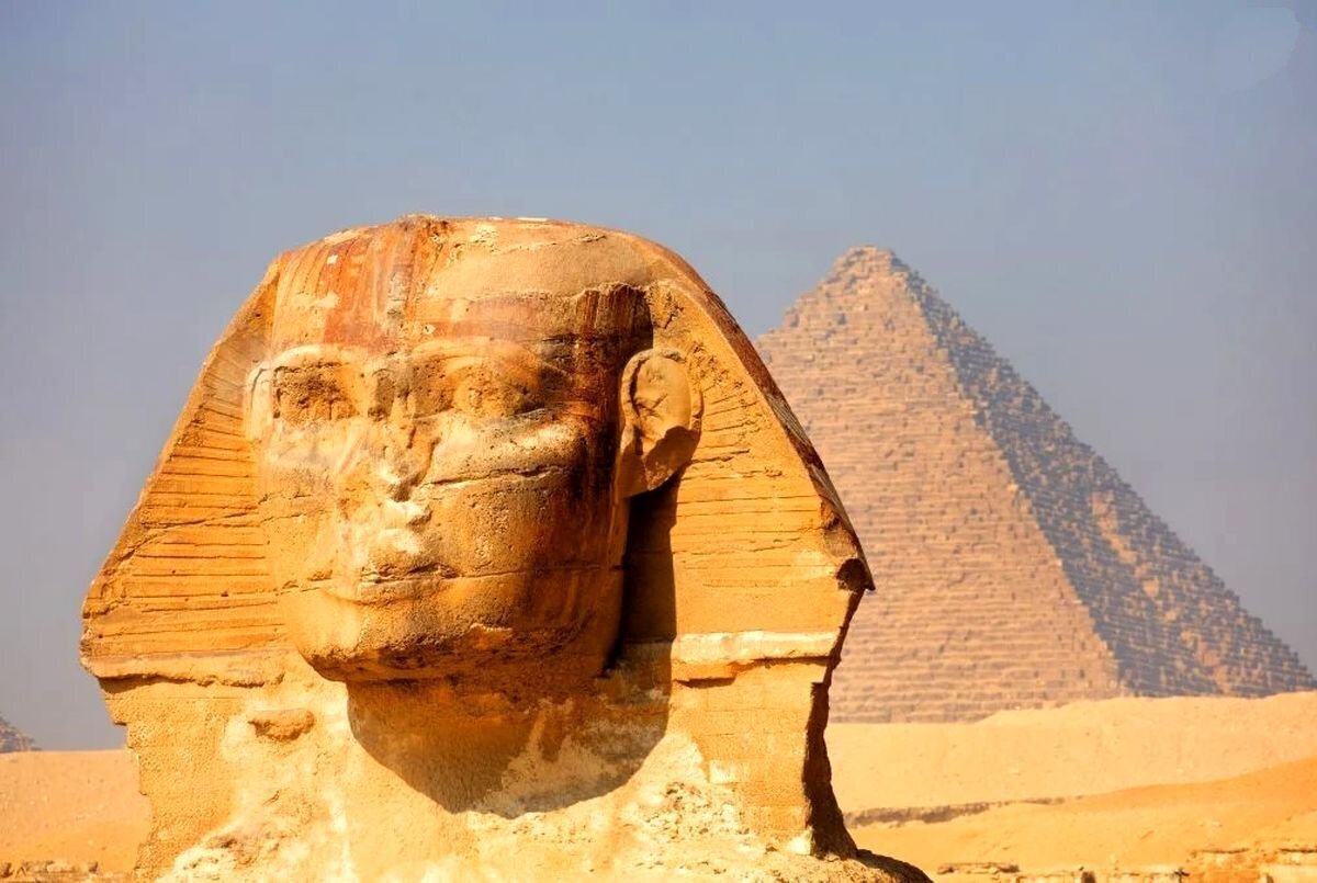 مشهورترین مجسمۀ مصر باستان به چه کسی شباهت دارد؟