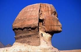 مشهورترین مجسمۀ مصر باستان به چه کسی شباهت دارد؟