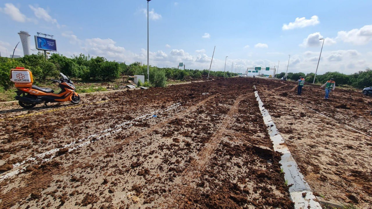 وضعیت خیابانهای کنار فرودگاه بنگوریون بعد از حملهٔ موشکی یمن | تصاویر