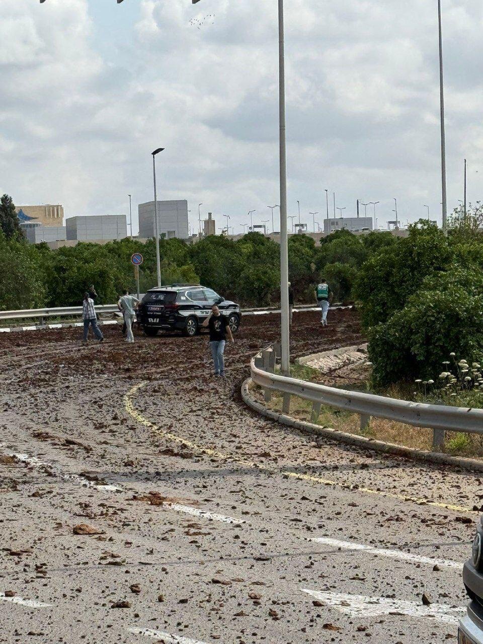 وضعیت خیابانهای کنار فرودگاه بنگوریون بعد از حملهٔ موشکی یمن | تصاویر