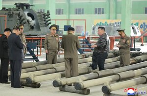 کارخانه ساخت سلاح در کره شمالی؛ پیشرفت بزرگ کره شمالی در تانک‌سازی | تصاویر