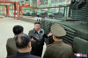 کارخانه ساخت سلاح در کره شمالی؛ پیشرفت بزرگ کره شمالی در تانک‌سازی | تصاویر
