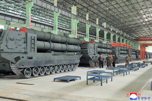 کارخانه ساخت سلاح در کره شمالی؛ پیشرفت بزرگ کره شمالی در تانک‌سازی | تصاویر